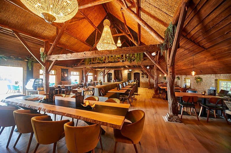 Het restaurant met gedekte tafels
