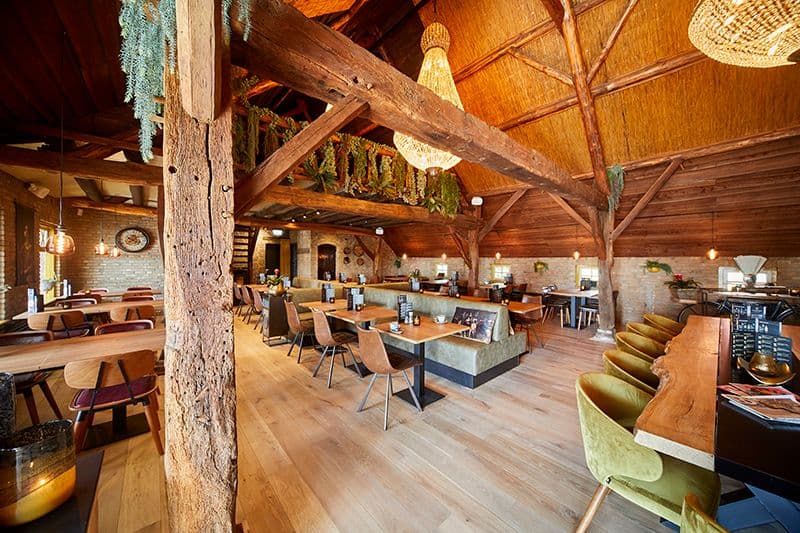 Het restaurant onder de houten balken